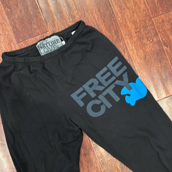 Black free city sweatpants - Picture 2 of 4